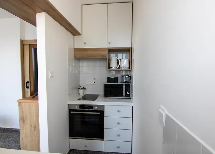 Phaedrus Living Seafront Lighthouse 52