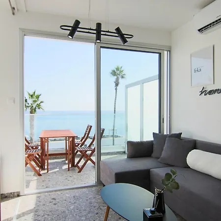 Phaedrus Living Seafront Lighthouse 52