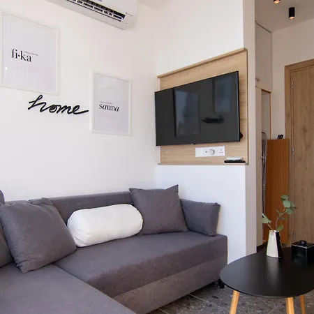 Phaedrus Living Seafront Lighthouse 52