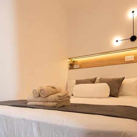 Phaedrus Living Seafront Lighthouse 52 *