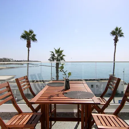 Phaedrus Living Seafront Lighthouse 52 파포스