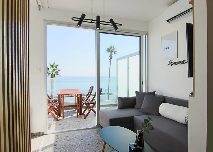 Phaedrus Living Seafront Lighthouse 52